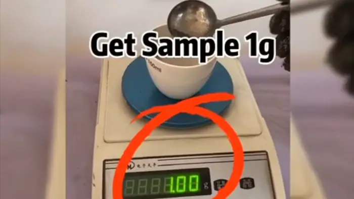 Precise measurement of 1 gram using a digital scale with a sample spoon, ideal for accurate weight measurement in laboratory or culinary settings.